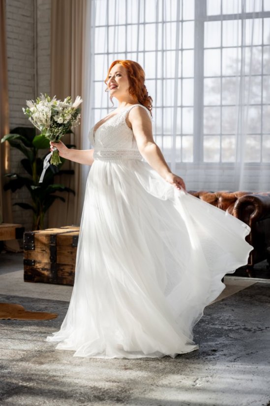 Svatební šaty Lily pro baculky - Barva: Ivory, Řešení zad: Zip, Velikost: 46