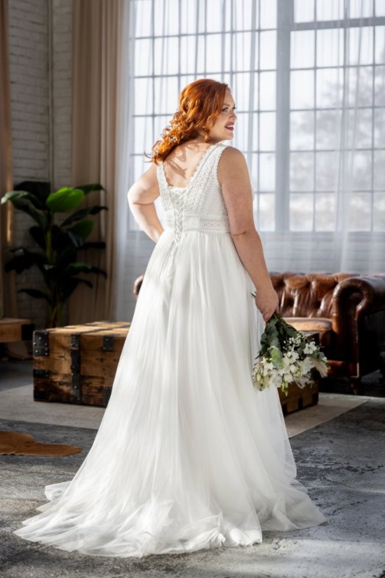Svatební šaty Lily pro baculky - Barva: Ivory, Řešení zad: Zip, Velikost: 46